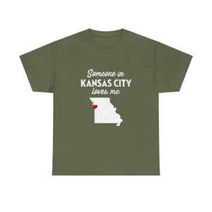 Kansas City - Alguien en Kansas City me ama - Camiseta unisex de Kansas City - Camiseta de Kansas City - Regalo de Kansas City imagen 4