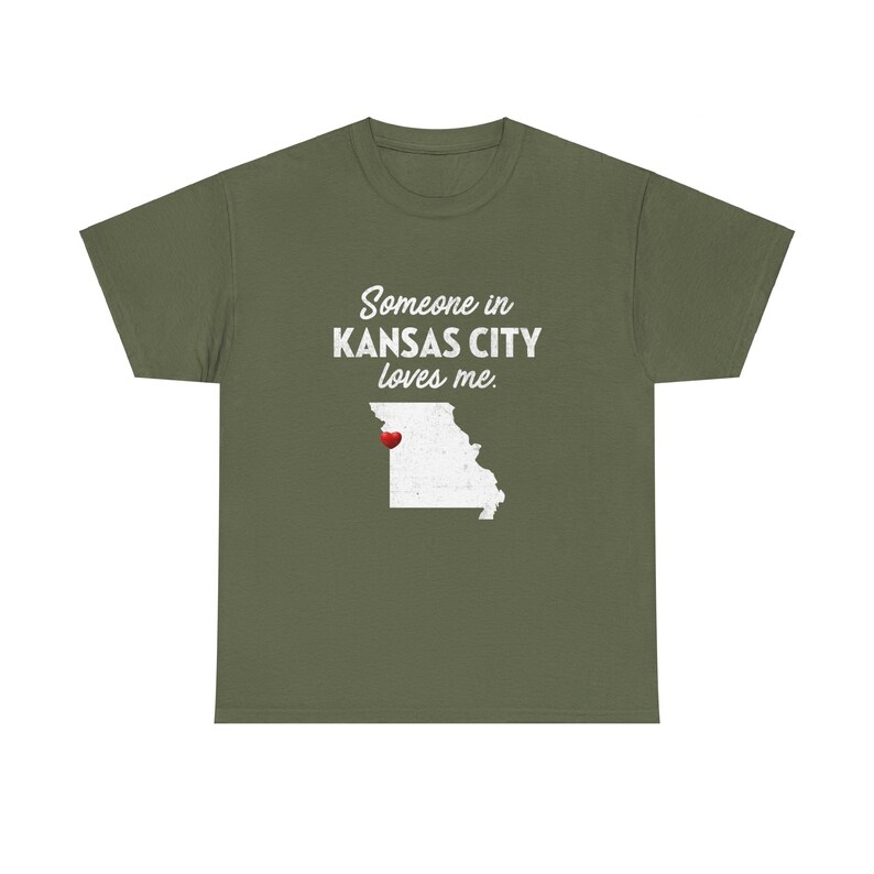 Kansas City - Alguien en Kansas City me ama - Camiseta unisex de Kansas City - Camiseta de Kansas City - Regalo de Kansas City imagen 4
