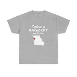 Kansas City - Alguien en Kansas City me ama - Camiseta unisex de Kansas City - Camiseta de Kansas City - Regalo de Kansas City imagen 3
