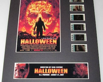 Peut inclure: Une affiche de film pour le film "Halloween" de 2007, réalisé par Rob Zombie. L'affiche présente une image enflammée de Michael Myers, l'antagoniste du film, avec le texte "Evil Has A Destiny" et "A Rob Zombie Film" au-dessus du titre.