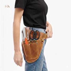 Leren gereedschapsriem bloemist: tuinopberger gepersonaliseerd.