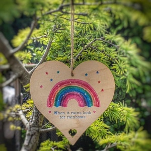 When It Rains Look For Rainbows Hanging Wooden Heart Sign Wall Window Plaque Decoration Hope Happiness Positivity Friendship Gift For Women image 2