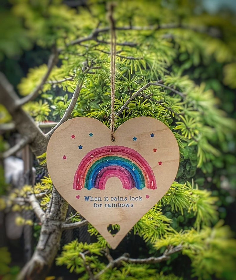When It Rains Look For Rainbows Hanging Wooden Heart Sign Wall Window Plaque Decoration Hope Happiness Positivity Friendship Gift For Women image 2