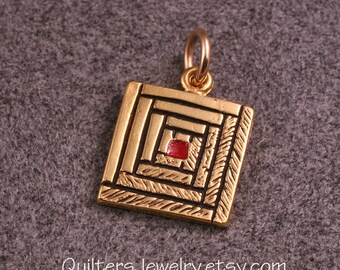Charm de colcha, CABAÑA DE TRONCOS, hecho a mano en plata de ley maciza, relleno de oro o oro macizo de 14 k, joyería de colcha, joyería de colcha
