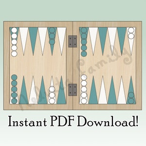 Puede incluir: Un tablero de backgammon de madera con una tapa con bisagras. El tablero está abierto y muestra las fichas en juego. Las fichas son blancas y azul turquesa.