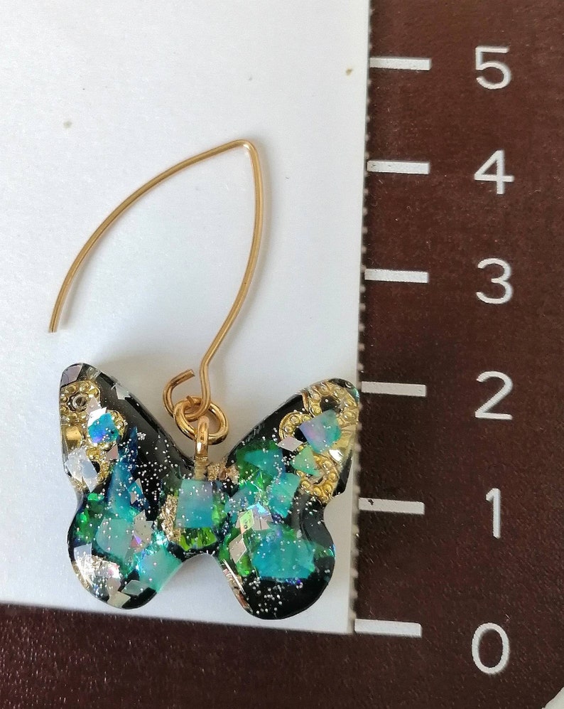 Kleine Ohrringe aus Kunstharz in Schmetterlingsform