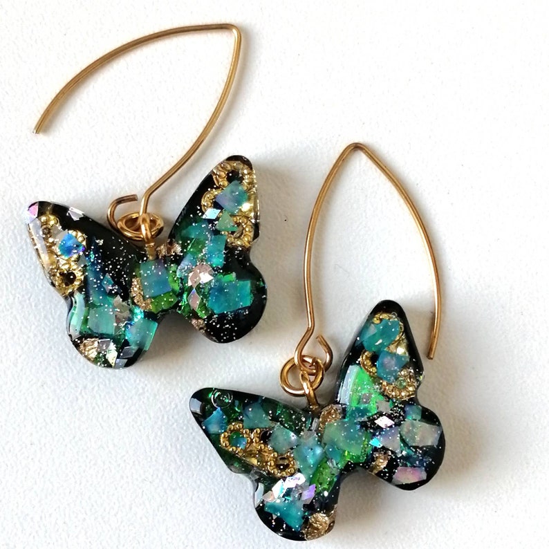 Kleine Ohrringe aus Kunstharz in Schmetterlingsform