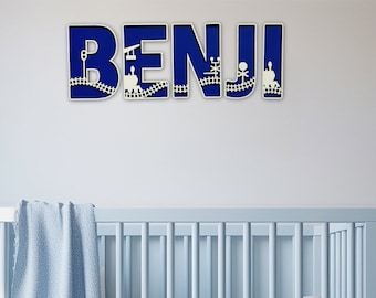 Houten treinnaambordje - houten bord trein - gepersonaliseerde naamplaat - aangepaste kinderkamerdecoratie - treinthema slaapkamer - muurkunst houten trein