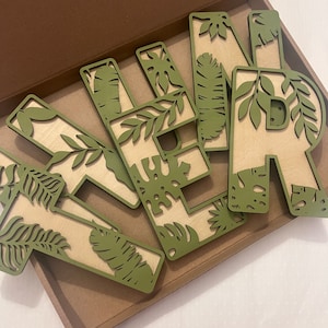 Letrero de nombre de hoja tropical - Letrero de pared personalizado - Letrero de madera - Letrero de pared personalizado - Decoración infantil de safari - Arte de safari - Tema de jungla
