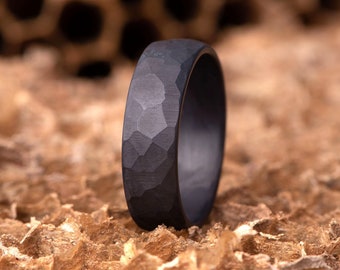 Anillo hecho a mano de titanio oscuro con acabado facetado de obsidiana, anillo con acabado de textura mate áspero, banda de titán simple, anillo de bodas para hombres y mujeres