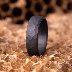 Handgemaakte donkere titaniumring met gefacetteerde obsidiaanafwerking, ruwe, matte ring met textuurafwerking, eenvoudige Titan-band, damestrouwring heren