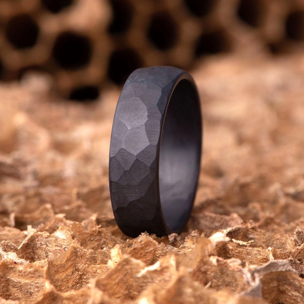 Bague faite main en titane foncé avec finition à facettes en obsidienne, bague à finition texturée rugueuse mate, anneau en titane simple, alliance pour homme