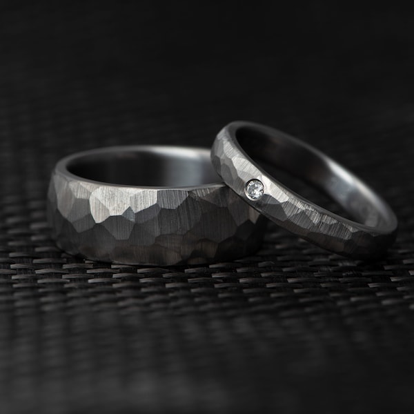 Passendes Titanring-Set mit facettiertem Obsidian-Finish und echtem Diamant, rauhes, mattes Textur-Finish Einfache Bänder, Paar Eheringe