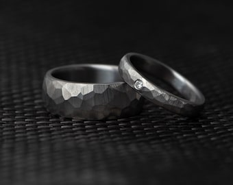 Bijpassende titanium ringen voor hem en haar met gefacetteerde obsidiaan afwerking, ruwe matte textuurafwerking Eenvoudige bands, paar trouwringen