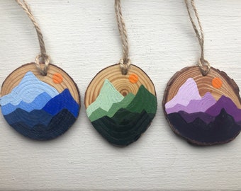 Mountain Hang (azul, púrpura o verde), adorno de madera, colgante de coche de viaje, regalo pintado a mano