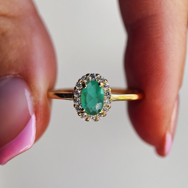 Emerald Pavé Ring, Verlovingsring, Emerald Wedding Ring, Emerald Ring, Halo ring, mei geboortesteen ring, mei geboortesteen sieraden