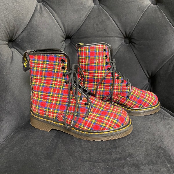 Vintage plaid 90s tartan textile dr martens boots, made in England, size uk 3 mie