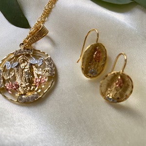 Virgin Mary Oorbellen en ketting ~ 14K Tricolor Gold Plated ~ Virgen de Guadalupe Oorbellen ~ Katholieke sieraden ~ Onze Lieve Vrouw van Guadalupe
