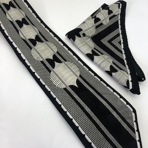 Black & White Lines Abstract Design Necktie with Pocket Square - Vintage Tie and Hanky Matching Set TH 24