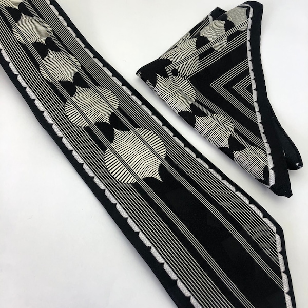 Black & White Lines Abstract Design Necktie with Pocket Square - Vintage Tie and Hanky Matching Set TH 24