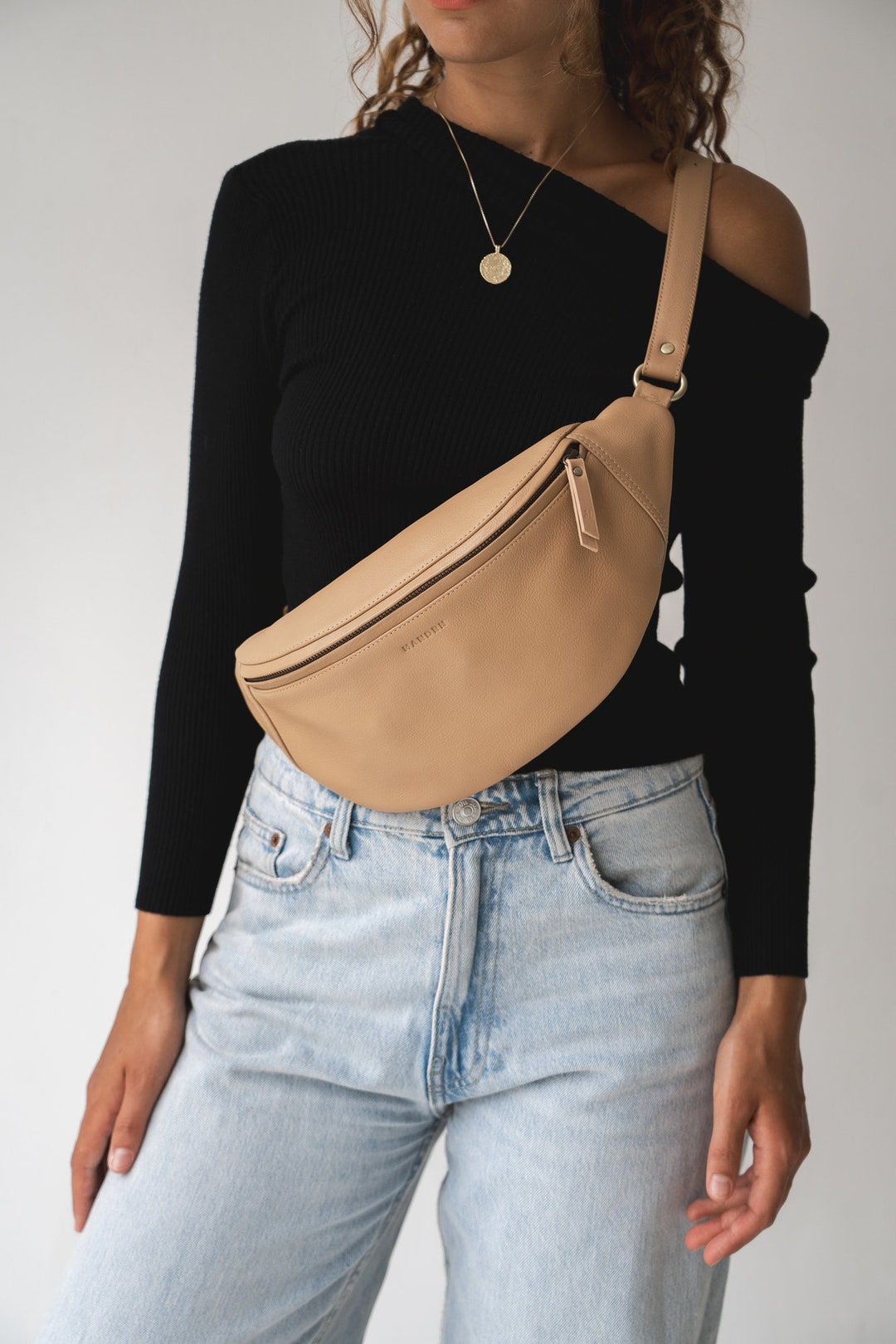 Sand Leather Crossbody Bag – Handmade Atlas Fanny Pack  display picture 2