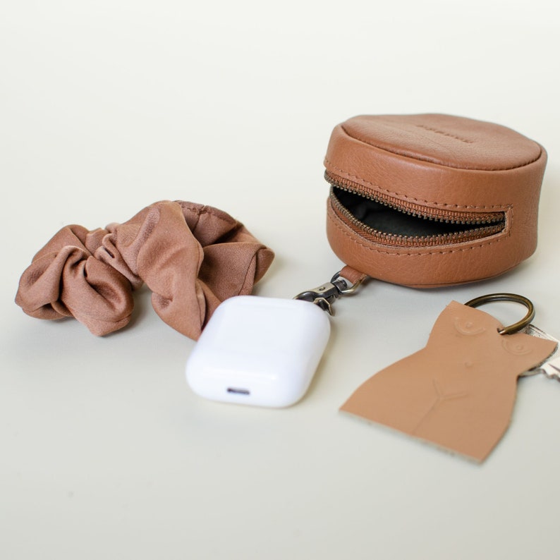 MANDRN Tan Leather Pouch, Attachable Bag, Leather Coin Purse, Small Pouch, Gifts for her, keychain, Rover, Circular Attachable Pouch imagem 2