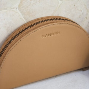 Cartera minimalista de cuero genuino, billetera con forma de media luna, billetera de cuero para mujer, billetera beige para uso diario, billetera minimalista con cremallera imagen 4