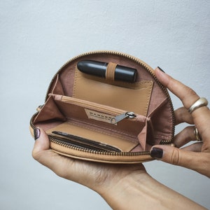 Cartera minimalista de cuero genuino, billetera con forma de media luna, billetera de cuero para mujer, billetera beige para uso diario, billetera minimalista con cremallera imagen 1