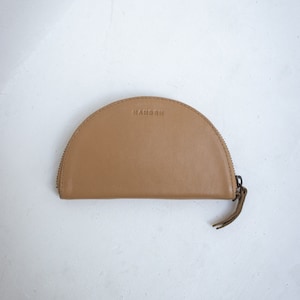 Cartera minimalista de cuero genuino, billetera con forma de media luna, billetera de cuero para mujer, billetera beige para uso diario, billetera minimalista con cremallera imagen 6