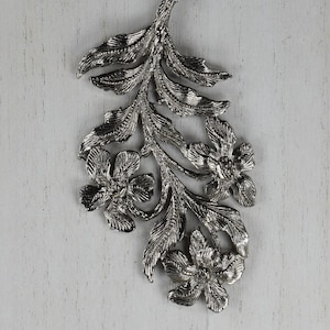 Lovely 1960&#39;s silver tone detailed FLORAL pendant with rope chain