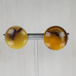 Vintage 1960er Jahre marmorierte milchige AMBER und PURPLE Lucite Ohrringe im Knopfstil