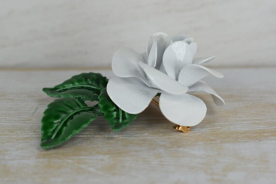 1960's Enameled WHITE ROSE brooch with bright gre… - image 5