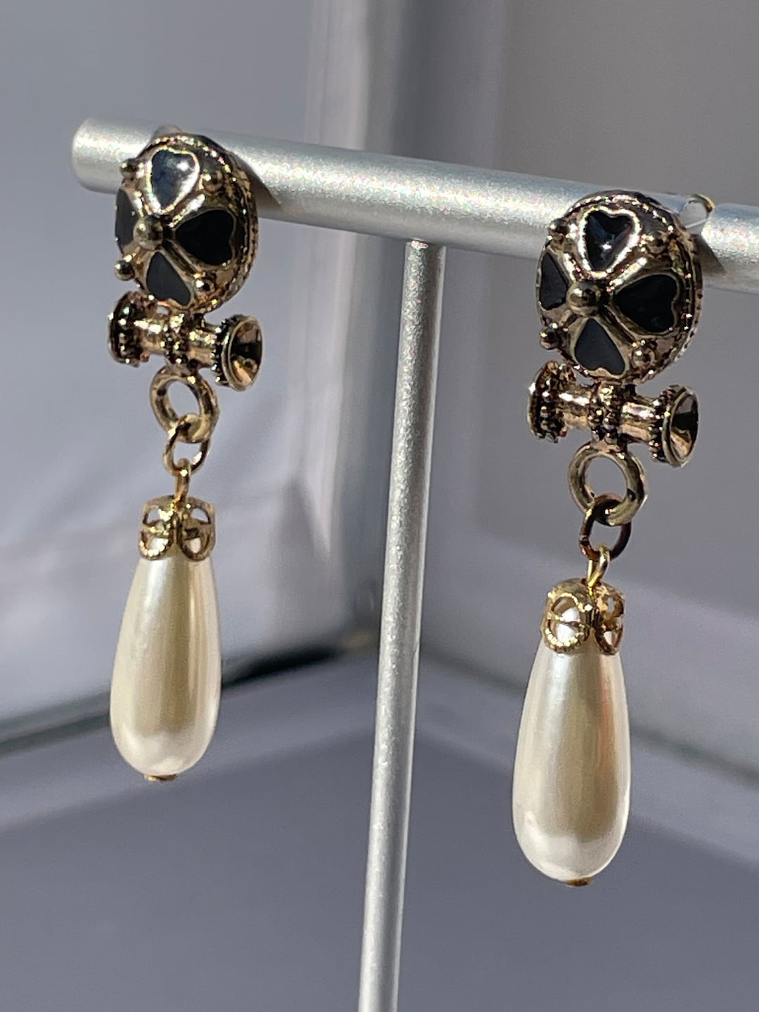 Contemporary Pearl Drop Earring main image 1