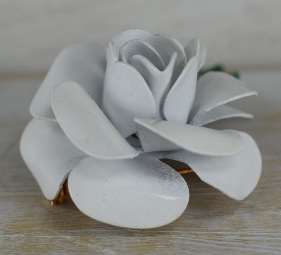 1960's Enameled WHITE ROSE brooch with bright gre… - image 7