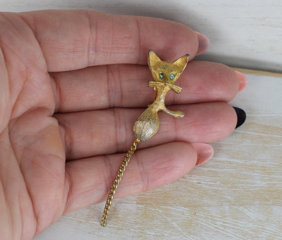Vintage 1960's Gold Tone CAT brooch with pale gre… - image 8