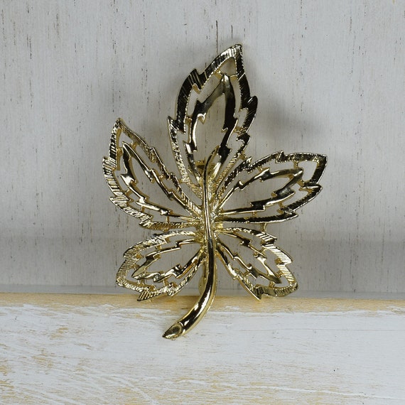 Vintage 1960's golden maple leaf brooch - image 1
