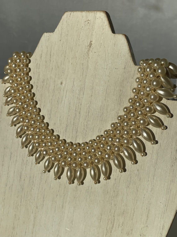 Stunning vintage Faux Pearl collar necklace
