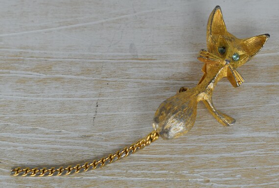 Vintage 1960's Gold Tone CAT brooch with pale gre… - image 5