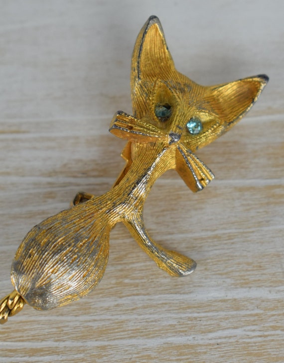 Vintage 1960's Gold Tone CAT brooch with pale gre… - image 3