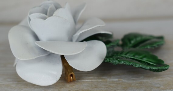 1960's Enameled WHITE ROSE brooch with bright gre… - image 6