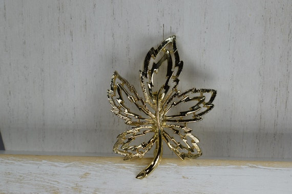Vintage 1960's golden maple leaf brooch - image 2