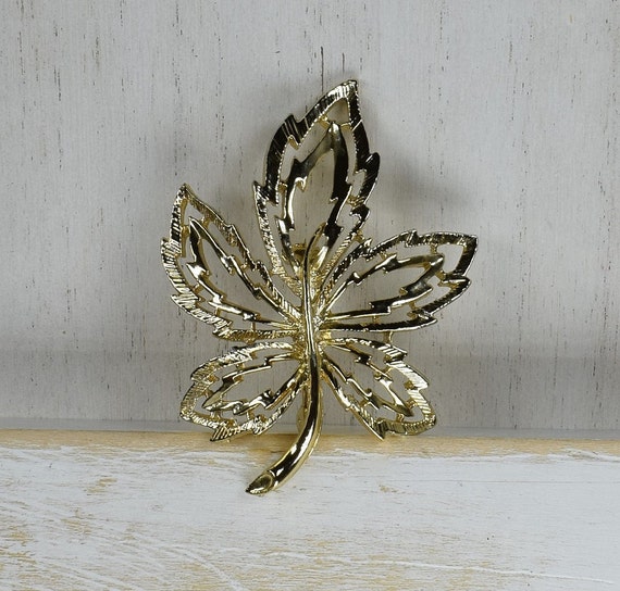Vintage 1960's golden maple leaf brooch - image 6