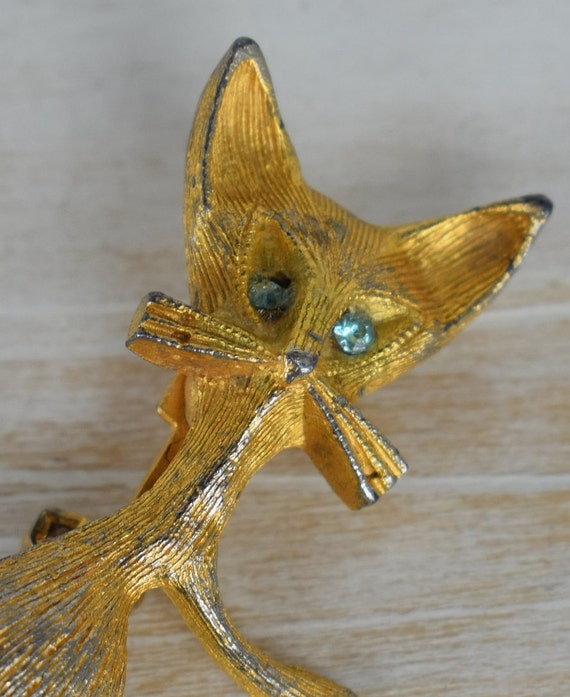 Vintage 1960's Gold Tone CAT brooch with pale gre… - image 4