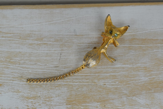 Vintage 1960's Gold Tone CAT brooch with pale gre… - image 1