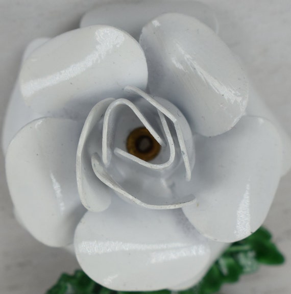 1960's Enameled WHITE ROSE brooch with bright gre… - image 3