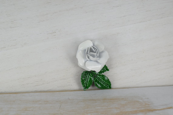 1960's Enameled WHITE ROSE brooch with bright gre… - image 1