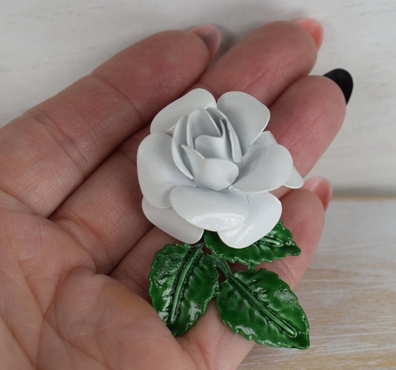 1960's Enameled WHITE ROSE brooch with bright gre… - image 9