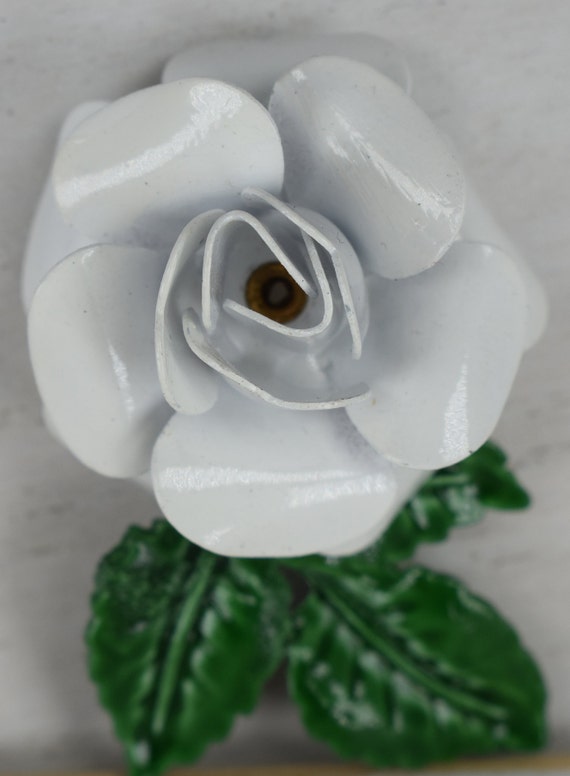 1960's Enameled WHITE ROSE brooch with bright gre… - image 2