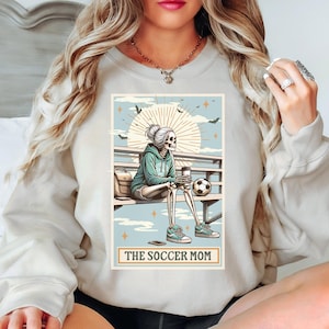 Moletom com gola redonda The Soccer Mom Tarot Card, presente para Soccer Mom, presente para o dia das mães, vestuário para futebol, equipamento para fãs, futebol de viagem, Sports Mom