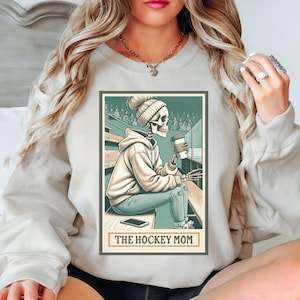 Sweat-shirt pour maman hockey - col ras du cou pour maman fière de jouer au hockey, sweat à capuche Game Day, gilet de sauvetage pour hockey, cadeau confortable pour maman sportive, vêtements de hockey sur glace, carte de tarot